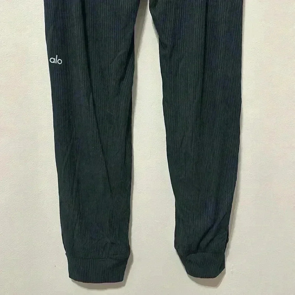 ALO Yoga Pants - Picture 3 of 5